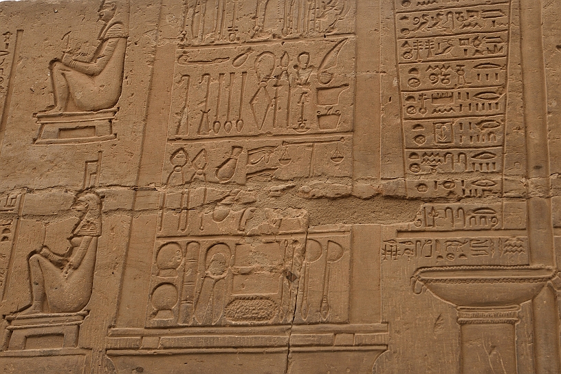 61 MAK_6385.jpg - Il tempio è anche dedicato a Khonsu, tra l’altro dio della guarigione e allora non può mancare la descrizione degli strumenti chirurgici tra cui bisturi pinze seghe bilance spugne vasellame vario risalenti al periodo romano 138-218 A.D. Sulla sinistra due donne incinte sedute sulla sedia gestatoria.

